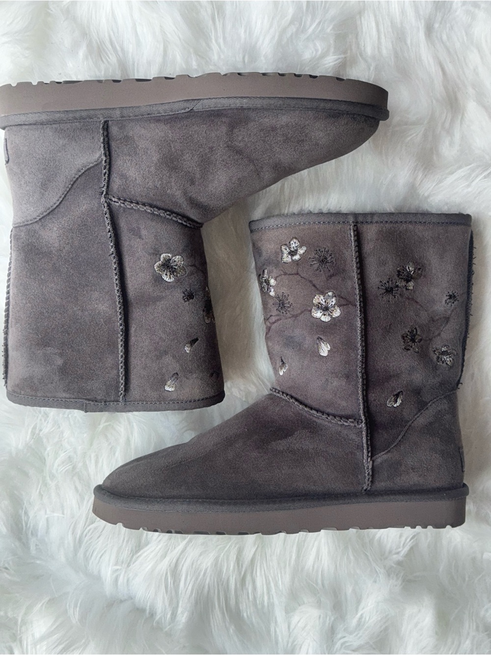 UGG Women’s Classic Short Blossom Boot Gray Floral Design Size 10 - Picture 2 of 11